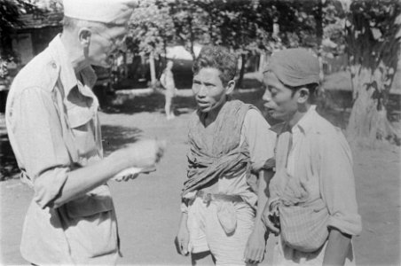 G Pastor (voorzitter IKVP) praat met twee Indonesische mannen, Bestanddeelnr 127-2-6