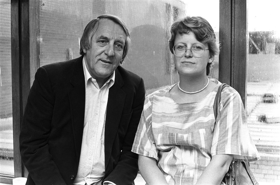 Gaande ( Cees Schelling ) en komende ( Greetje Lubbi ) voorzitter Voedingsbond F, Bestanddeelnr 932-9748