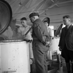 Gaarkeuken in militair uniform, de kampcommandant L Hemmes, Bestanddeelnr 900-4266
