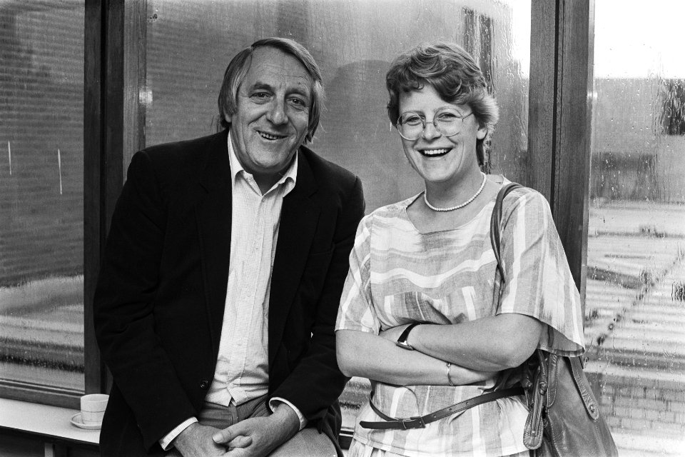 Gaande ( Cees Schelling ) en komende ( Greetje Lubbi ) voorzitter Voedingsbond F, Bestanddeelnr 932-9747