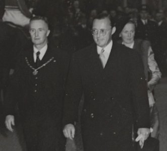 G.A. Strick van Linschoten met prins Bernhard