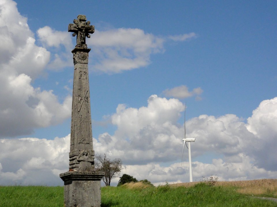 Géry (Meuse) croix de chemin A et eolienne