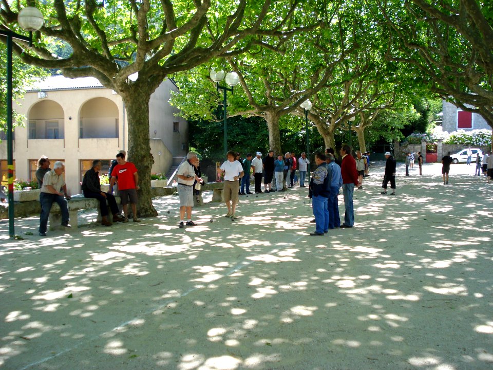 Génolhac (Gard, Fr), l'esplanade un jour de concours de boules