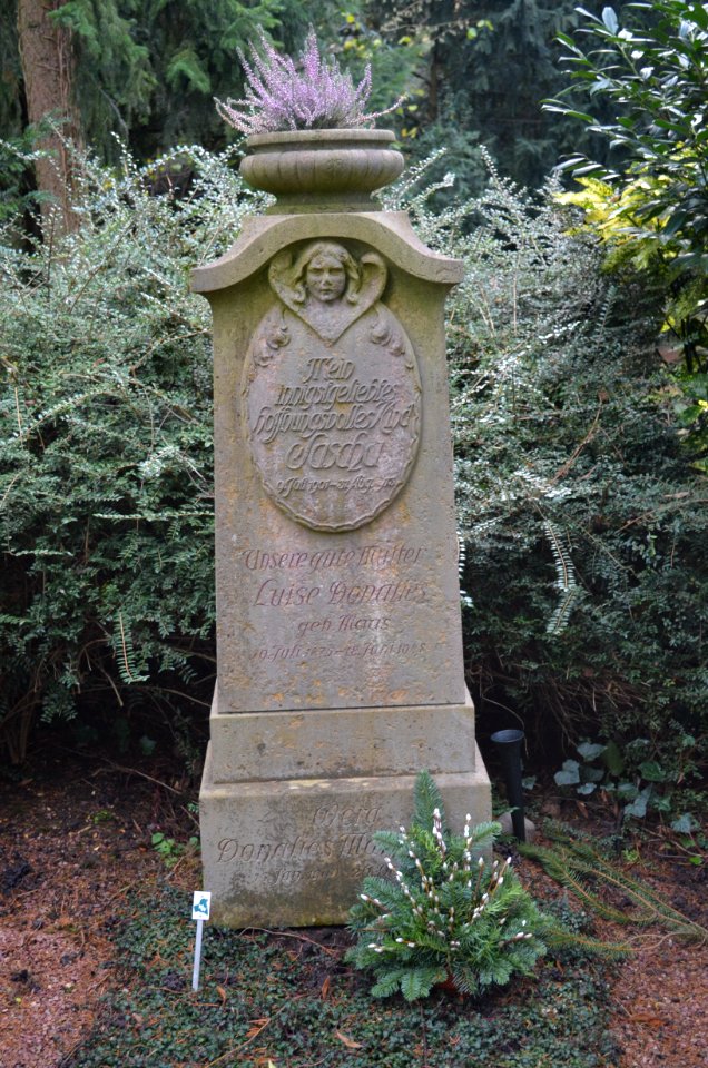 Frankfurt, Hauptfriedhof, Grab IV IV 215 Donalies (1)