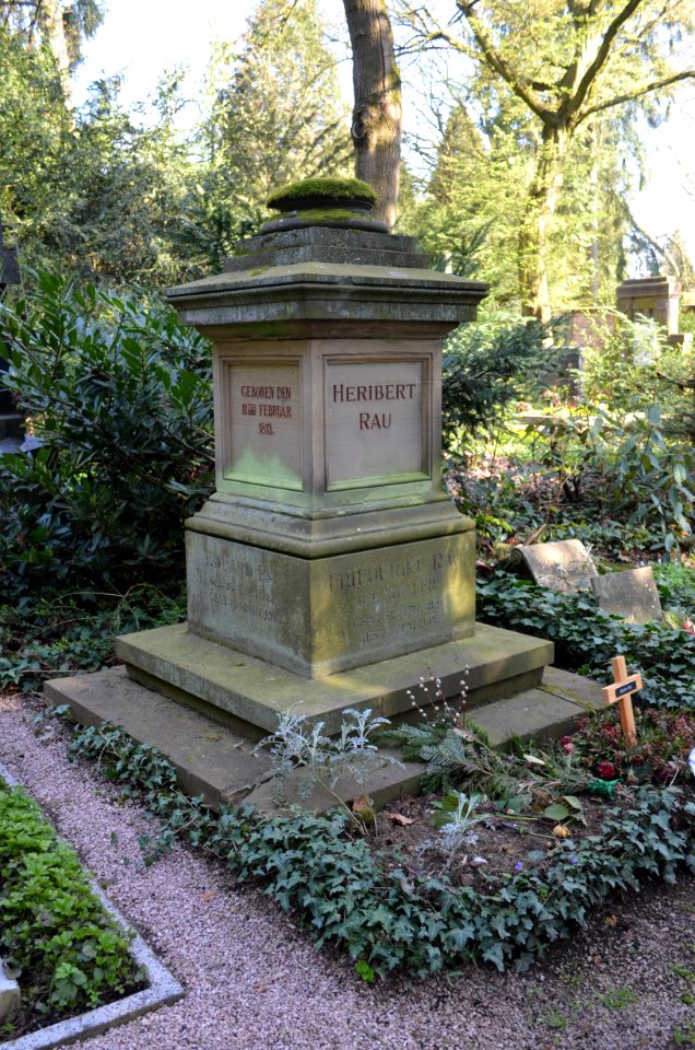 Frankfurt, Hauptfriedhof, Grab J 1-2 Rau (1)