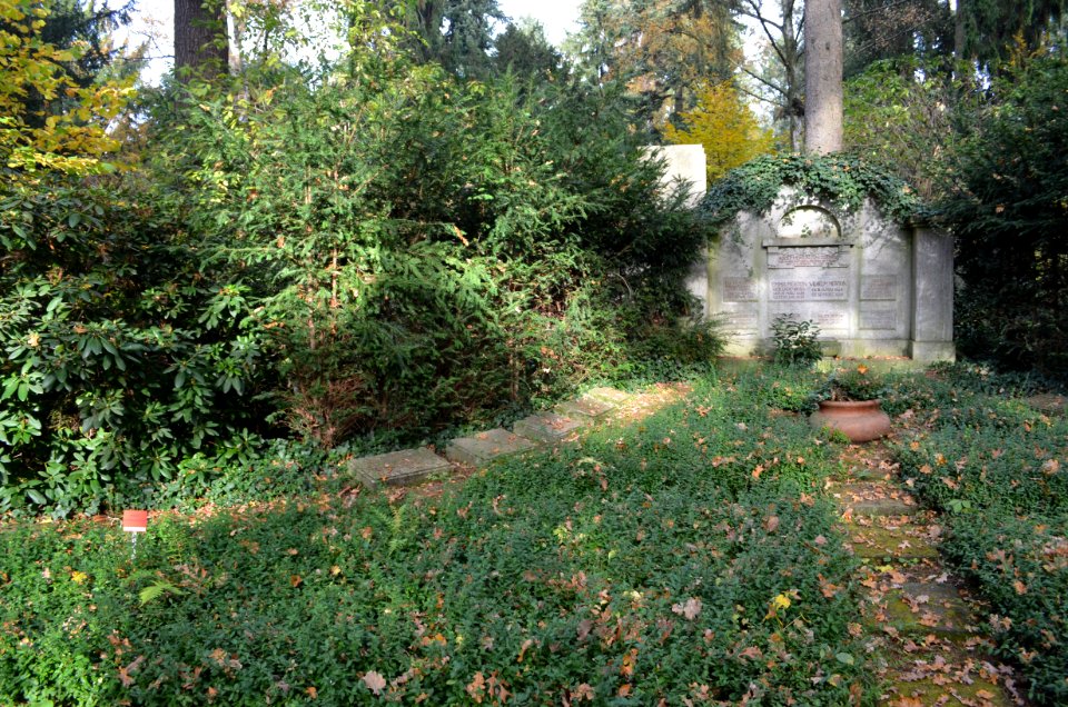 Frankfurt, Hauptfriedhof, Grab II Gartengräber 9, 10, 11, 12 Merton (1)