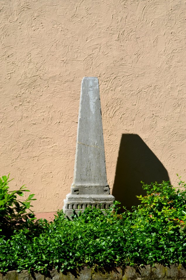 Frankfurt-Niederrad, Paul-Gerhard-Kirche, Grabstein (1)