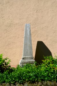 Frankfurt-Niederrad, Paul-Gerhard-Kirche, Grabstein (1)