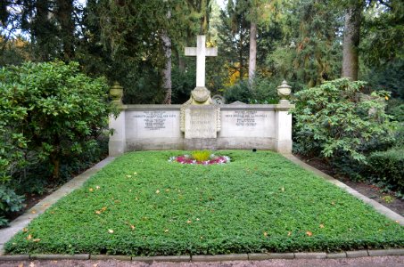Frankfurt, Hauptfriedhof, Grab II Gartengräber 2a von Neufville (1)