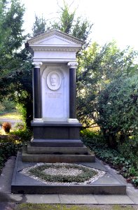 Frankfurt, Hauptfriedhof, Grab IV 138 Schuster (1)