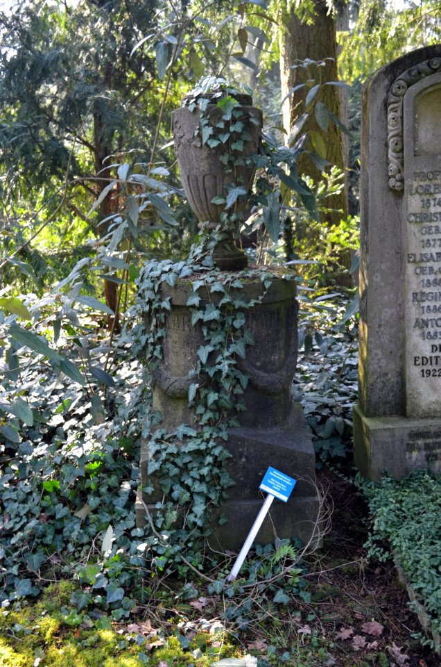 Frankfurt, Hauptfriedhof, Grab I 614 Schmitt