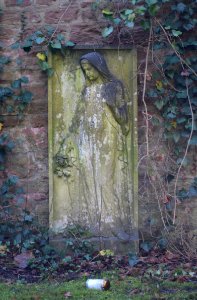 Frankfurt, Hauptfriedhof, Grab I adM 28-30 Schwestern des Marienkrankenhauses, rechte Figur