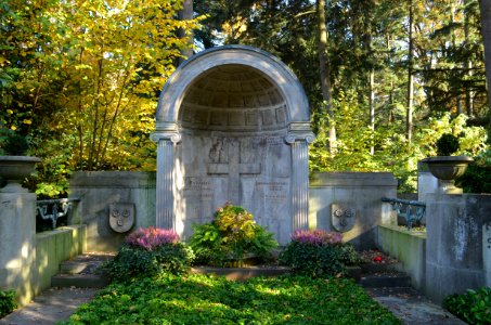 Frankfurt, Hauptfriedhof, Grab II Gartengräber 29, 29a, 30 v. Weinberg (1)