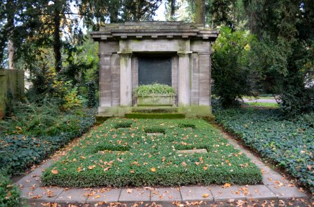 Frankfurt, Hauptfriedhof, Grab II Gartengräber 3 Holzmann