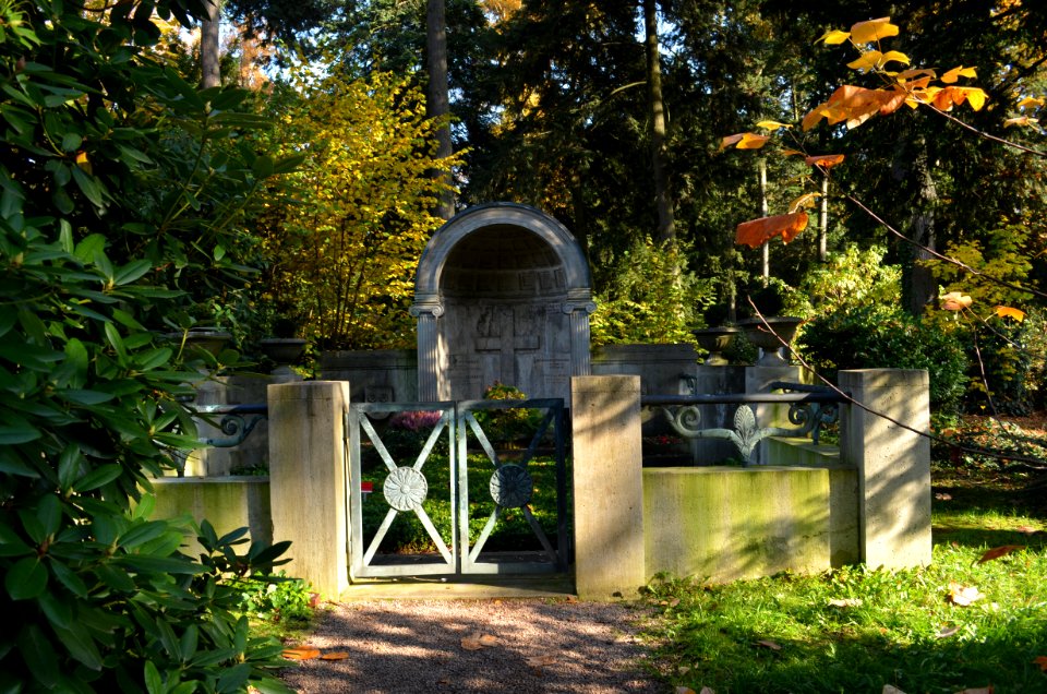 Frankfurt, Hauptfriedhof, Grab II Gartengräber 29, 29a, 30 v. Weinberg (2)