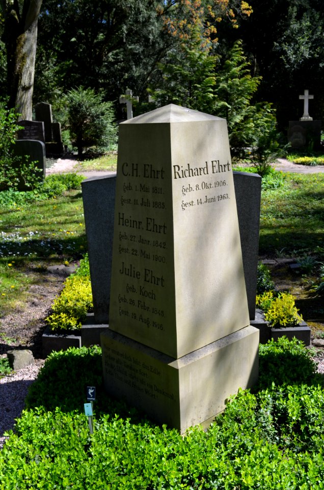 Frankfurt, Hauptfriedhof, Grab J 939-940-941 Ehrt