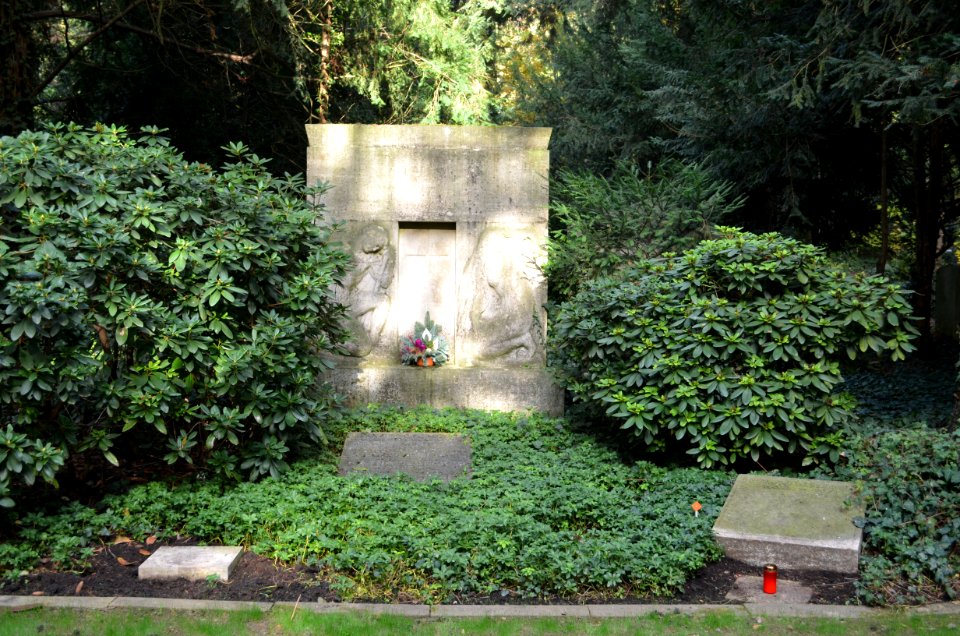 Frankfurt, Hauptfriedhof, Grab II 220 Stempel