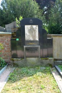 Frankfurt-Bornheim, Friedhof, Grab D adM 152 Dihn