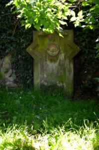 Frankfurt-Niederrad, Alter Friedhof, Haardtwaldplatz, Grabsteine (3)