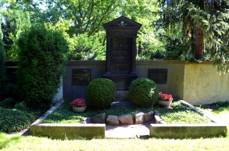 Frankfurt-Niederrad, Friedhof, Grab AdM 72-74 Weidemann