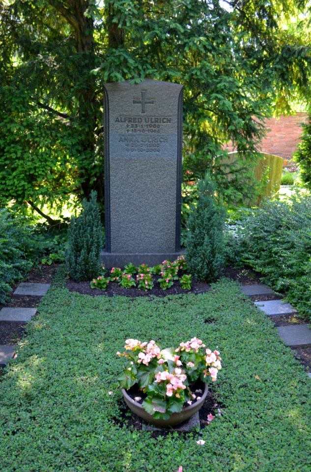 Frankfurt-Fechenheim, Friedhof, Grab A IV-20 Ulrich