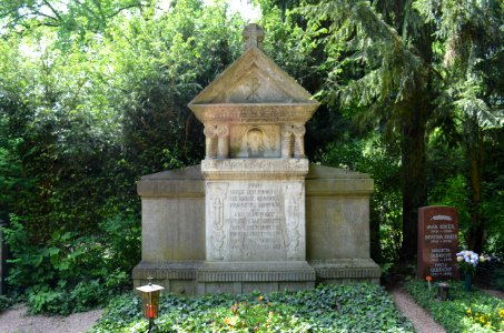 Frankfurt-Bornheim, Friedhof, Grab D 337-339 Pfarrer St. Joseph