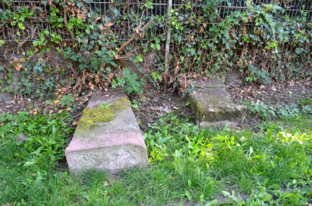Frankfurt-Hausen, Alter Friedhof, Gräber