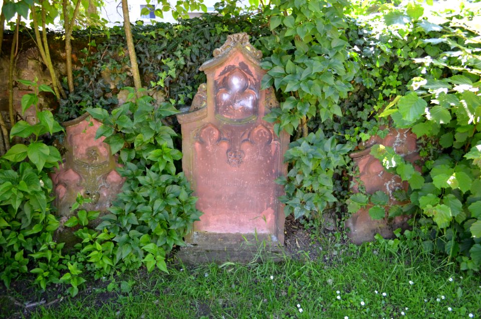 Frankfurt-Niederrad, Alter Friedhof, Haardtwaldplatz, Grabsteine (1)