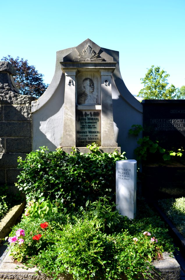 Frankfurt-Niederrad, Friedhof, Grab B adM 163-165 Merkel