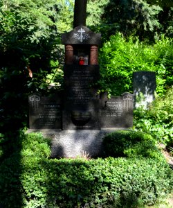 Frankfurt-Niederrad, Friedhof, Grab B 33-34 Schneider