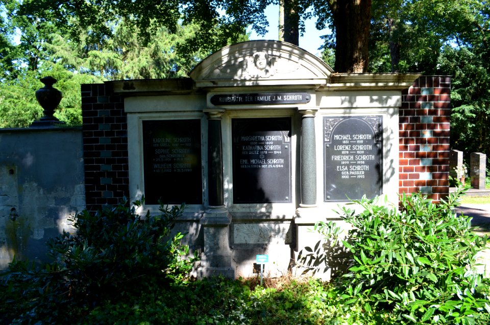 Frankfurt-Niederrad, Friedhof, Grab AdM 54-56 Schroth