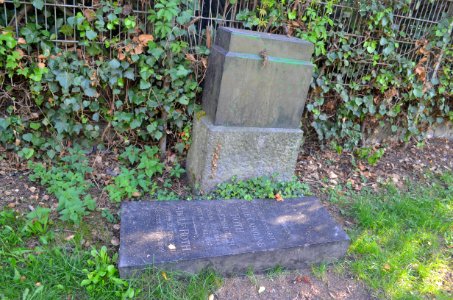 Frankfurt-Hausen, Alter Friedhof, Grab