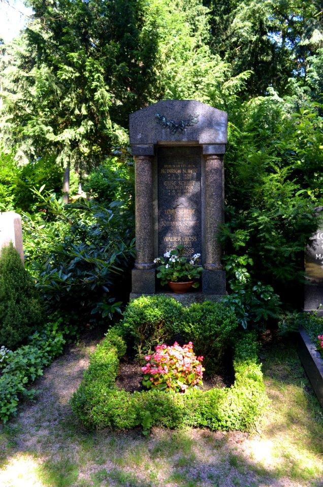 Frankfurt-Niederrad, Friedhof, Grab B 24-25 Schudt-Gross