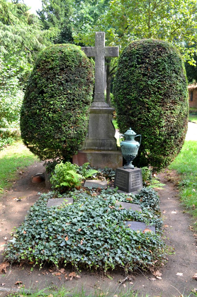 Frankfurt, Hauptfriedhof, Grab D 21 Schmidt-Polex-Scriba (1)