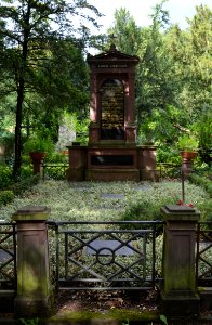 Frankfurt, Hauptfriedhof, Grab D 174b-175 Lampe (1) photo