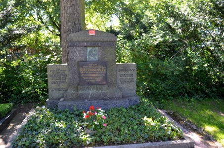 Frankfurt-Niederrad, Friedhof, Grab C 34-36 Bräuninger