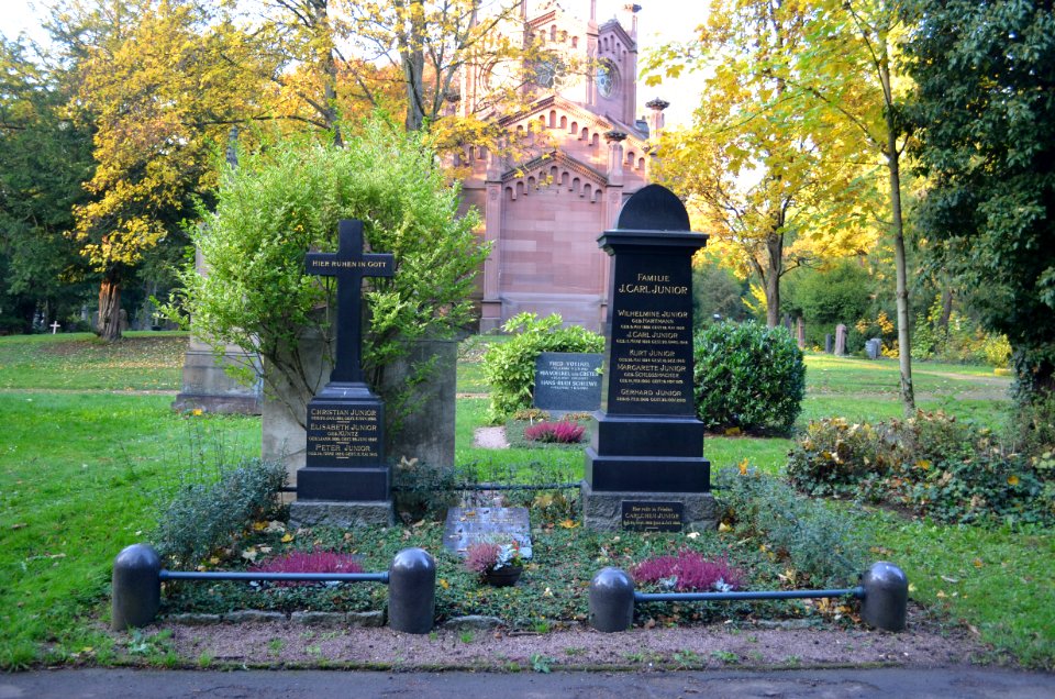 Frankfurt, Hauptfriedhof, Grab F 932-933 Junior
