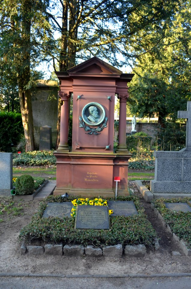 Frankfurt, Hauptfriedhof, Grab F 890-891 Ravenstein