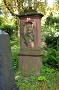 Frankfurt, Hauptfriedhof, Grab D 220 Zickwolff-Malss (2)