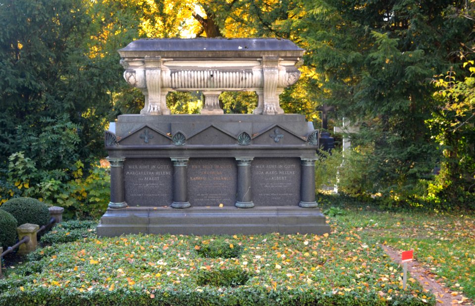 Frankfurt, Hauptfriedhof, Grab C 83-85 von Erlanger