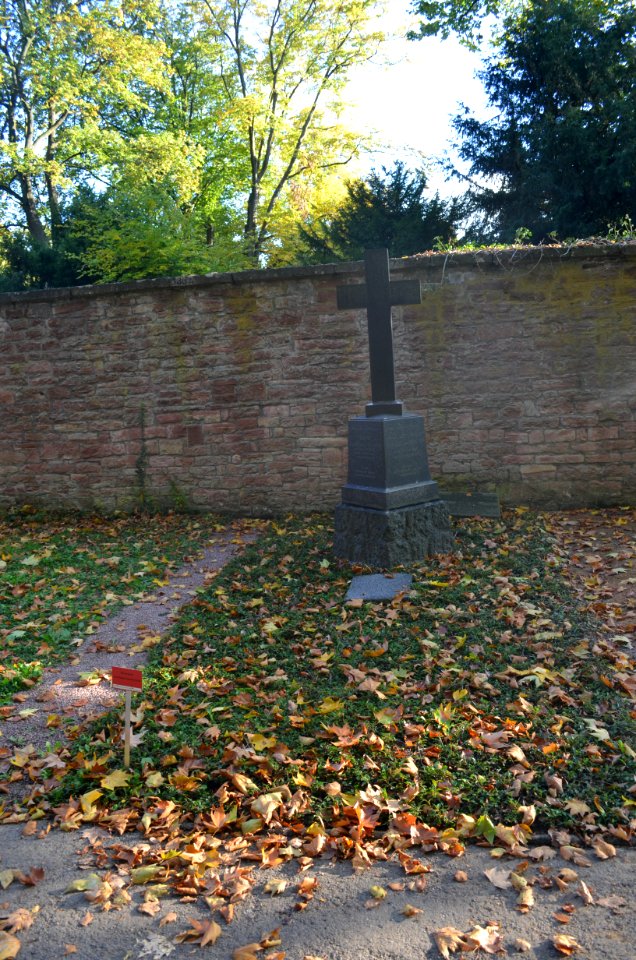 Frankfurt, Hauptfriedhof, Grab E an der Mauer 387a Donner von Richter (1)