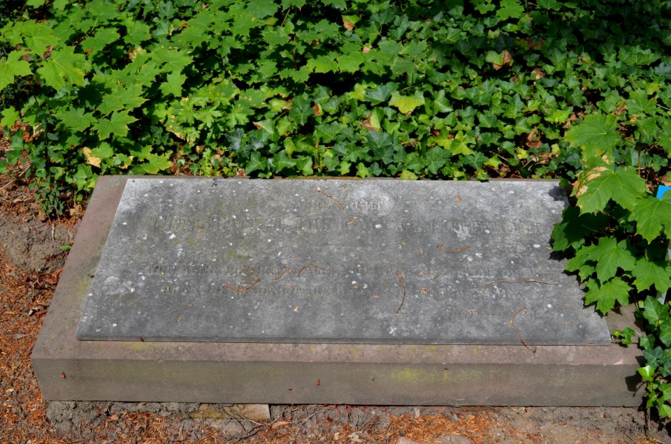 Frankfurt, Hauptfriedhof, Grab D 212 du Fay (1)