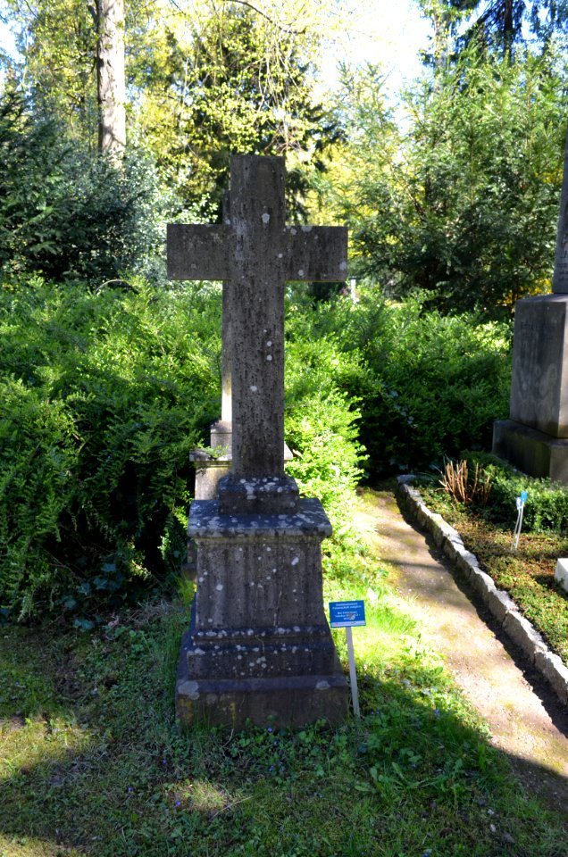 Frankfurt, Hauptfriedhof, Grab C 37 Zoller (1)