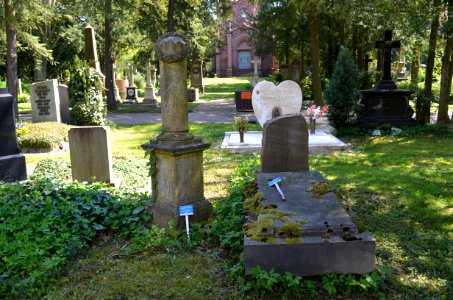 Frankfurt, Hauptfriedhof, Grab F 298-299 Oliphant (2)