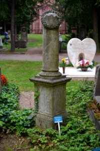 Frankfurt, Hauptfriedhof, Grab F 298-299 Oliphant (1)