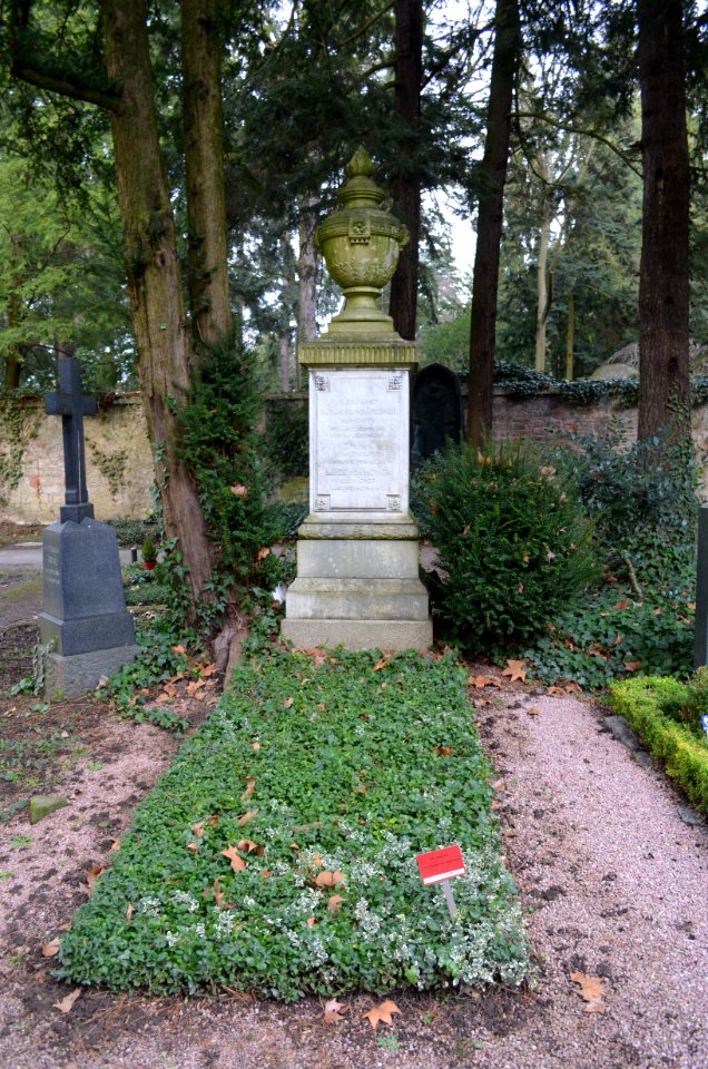 Frankfurt, Hauptfriedhof, Grab G 332 von Hoven (1)