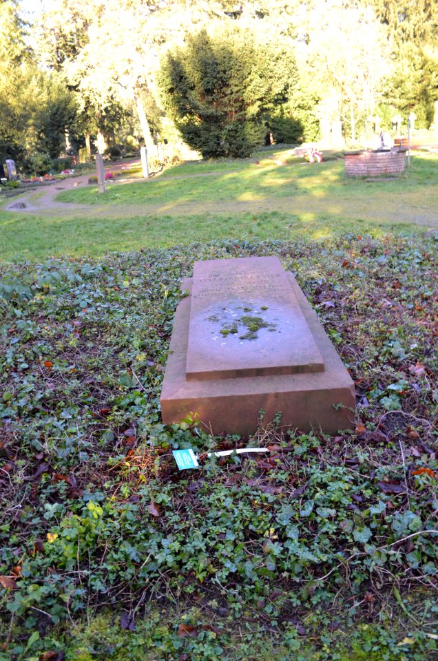 Frankfurt, Hauptfriedhof, Grab D 467-469 Stier (rechts)