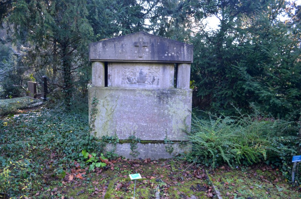 Frankfurt, Hauptfriedhof, Grab XIV Urnengartengräber 6 Duden