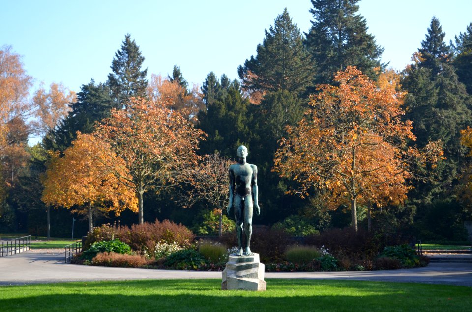 Frankfurt, Hauptfriedhof, Statue Adam von Georg Kolbe (1)