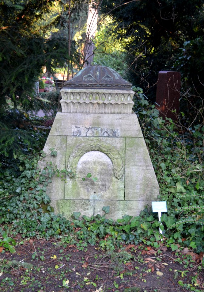 Frankfurt, Hauptfriedhof, Grab XIV Urnengartengräber 14 Robinson